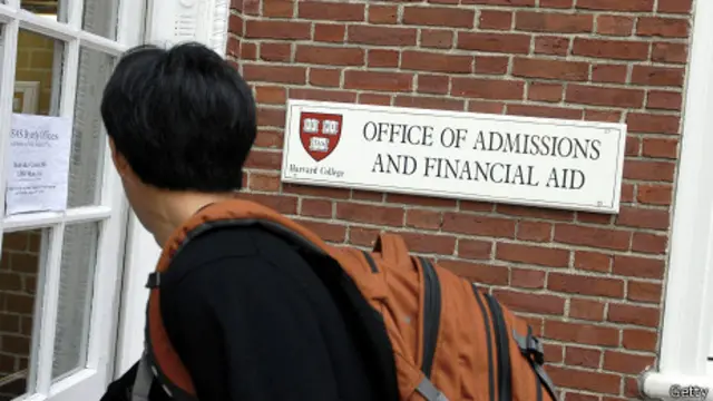 Estudiante entrando a la oficina de admisiones de Harvard