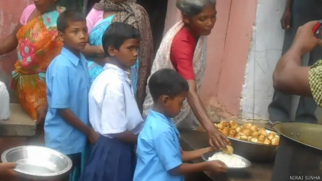 झारखंड में दोपहर का भोजन कार्यक्रम में अंडा देने की योजना