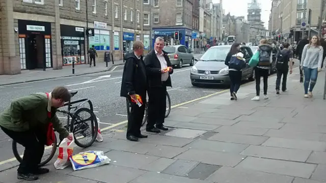 兩派派發傳單的人數明顯增加,胸前掛上Yes或No的人也多了。