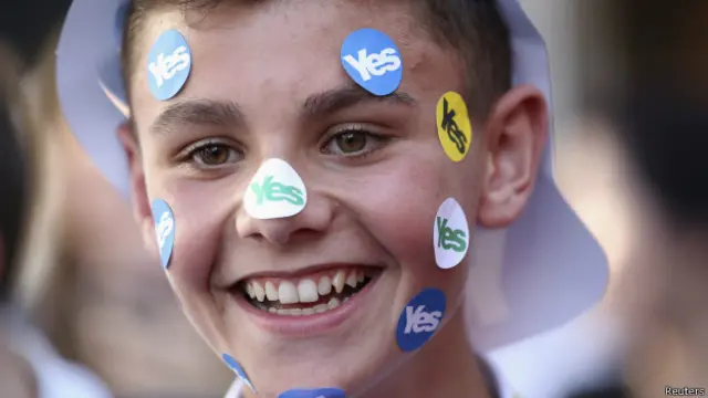 Menino com adesivos pró-independência (Reuters)