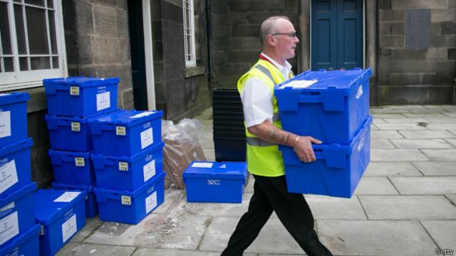 funcionario transporta material electoral para referendo de Escocia.