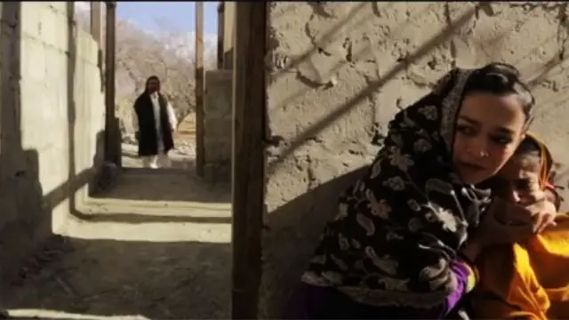 فلم کے ایک منظر میں اللہ رکھی (سمیعہ ممتاز) اور اُن کی بیٹی زینب (صالحہ عارف)