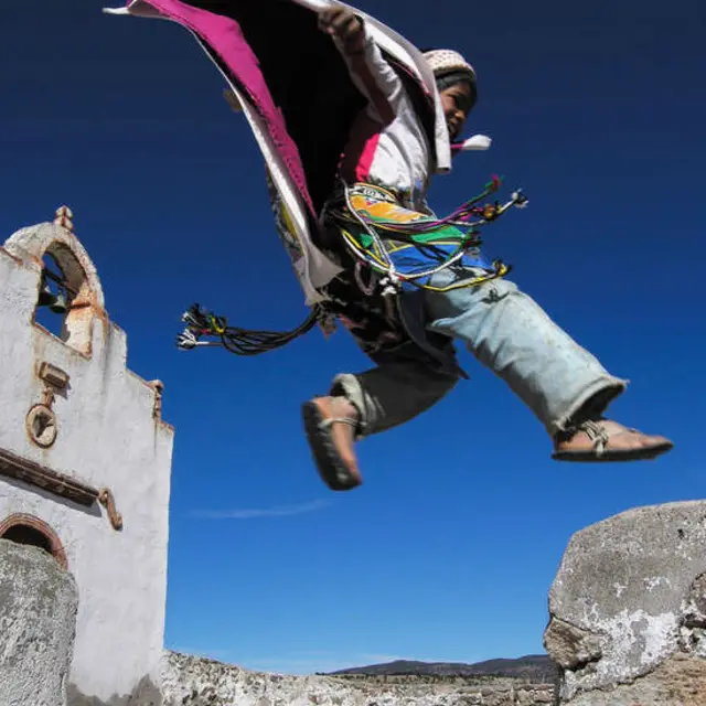 Survival International reúne fotos de diversas tribos em calendário 2015