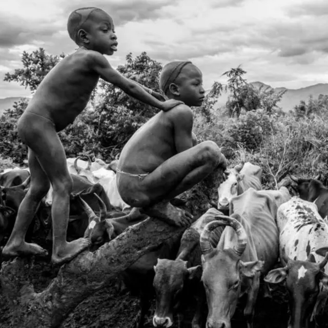 Survival International reúne fotos de diversas tribos em calendário 2015