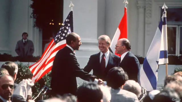 السادات وبيجن وكارتر في كامب ديفيد