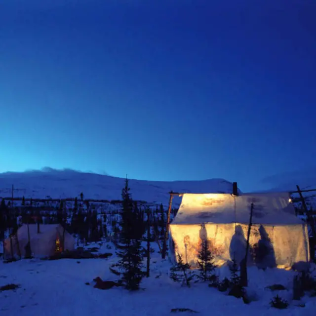 Survival International reúne fotos de diversas tribos em calendário 2015