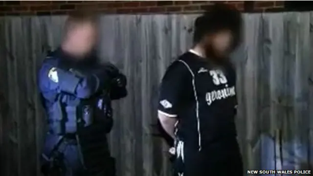 警方派出至少800名全副武裝的警察對悉尼和布里斯班的有關住宅分別進行了突襲搜查。