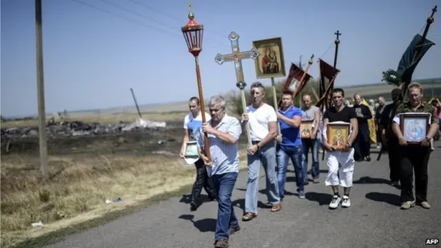 附近村民在坠机现场举行宗教仪式