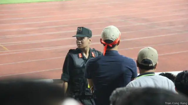 Lực lượng bảo vệ không xử lý nổi các khán giả đứng che khuất tầm nhìn người phía sau