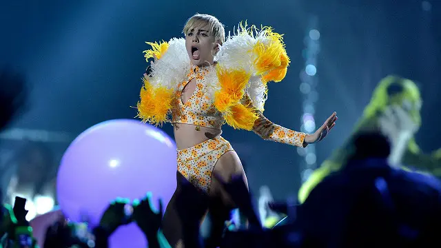 流行樂歌手賽勒斯（Miley Cyrus）極富性挑逗的表演，令許多家長憂心