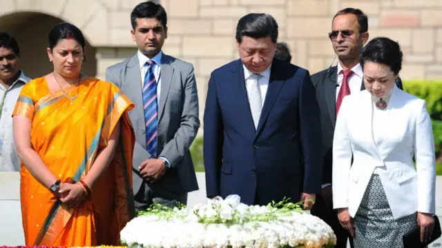 چین کے صدر کے مطابق ان کے دورے کا پہلا مقصد دوستی کو آگے بڑھانا ہے، جبکہ ’دوسرا ہدف دونوں ممالک کے درمیان تعاون کو فروغ دینا ہے۔ تیسرا ہدف بھارت اور چین کے رشتوں کی اسٹریٹجک اہمیت کو سمجھتے ہوئے اسے آگے بڑھانا ہے۔‘ انھوں نے جمعرات کو دارالحکومت دہلی میں بھارت کے بابائے قوم کہلانے والے مہاتما گاندھی کی یادگار کا دورہ کیا۔چینی صدر کے ساتھ ان کی اہلیہ گلوکارہ پینگ لی یوان بھی ہیں جو چین کی معروف گلوکارہ ہیں۔