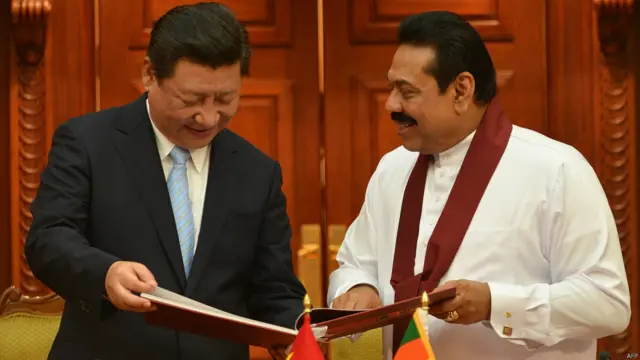 چین کے صدر نے بھارت کے دورے سے قبل سری لنکا کا دورہ کیا اور وہاں دونوں ممالک کے درمیان کئی معاہدے کیے گئے۔ چین نے حال ہی میں سری لنکا میں ایک بندر گاہ تعمیر کی ہے۔پاکستان کے دفتر خارجہ کے مطابق چین کے صدر نے پاکستان کا دورہ بھی کرنا تھا تاہم موجودہ سیاسی صورتحال کے باعث اسے ملتوی کر دیا گیا ہے۔ حکمراں جماعت مسلم لیگ نون چینی صدر کے دورے کے ملتوی ہونے کا الزام اسلام آباد میں جاری دھرنوں کو دیتی ہے۔ 