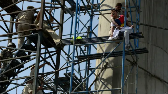 واضح رہے کہ اُنیس سو ساٹھ میں تبّت پر چین کے مبینہ قبضے کے بعد سے دلائی لامہ اور ان کے ساتھیوں نے بھارت میں پناہ لی تھی۔ شمالی بھارت میں تبت کی جلاوطن حکومت پچھلے چالیس برس سے قائم ہے۔ دہلی میں جلا وطن تبت شہریوں نے قریبی زیر تعمیر عمارتوں پر چھڑنے کی کوشش کی لیکن پولیس نے تعاقب کر کے اس کوشش کو ناکام بنا دیا۔