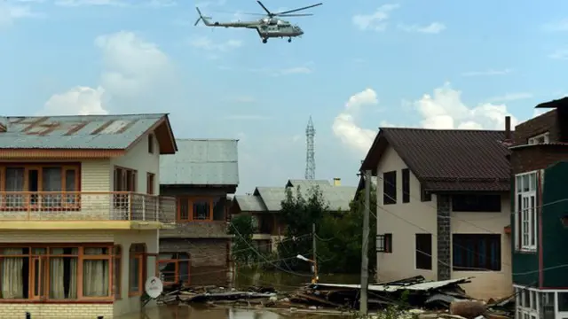 بی بی سی کے میرے ایک ساتھی نے بتایا کہ آسمان سے دیکھنے پر سرینگر بہت خاموش لگتا ہے لیکن جیسے ہی آپ زمین پر اترتے ہیں تو آپ کو سیلاب کے خوفناک مناظر کا احساس ہوتا ہے