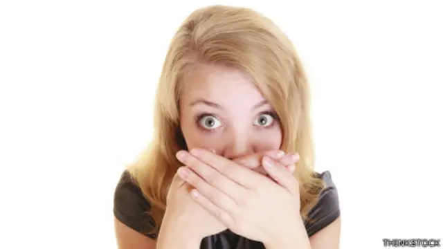 Una mujer ruborizada