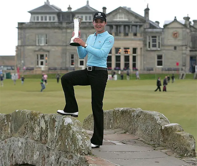 La mexicana Lorena Ochoa ganó el primer Abierto Británico femenino que se disputó en St. Andrews, la "cuna" del golf.