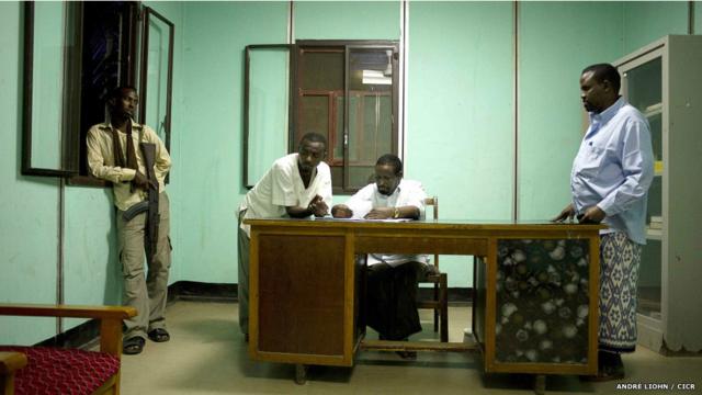 Jefe de cirugía y el administrador del hospital Medina de Somalia con escolta armada  (Crédito: André Liohn/CICR)