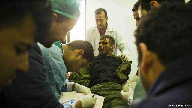 Integrante de la oposición armada llega a un hospital de Misrata, Libia  (Crédito: André Liohn/CICR)