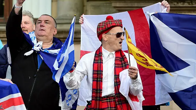 উৎসবমুখর পরিবেশে ভোট দিচ্ছেন স্কটিশরা