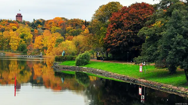Cengiz Ülkü Stokholm'de çektiği bu fotoğraf için "Sararan, kırmızılaşan yaprakların ne kadar güzel renk cümbüşü yarattığını görmenin mutluğunu yaşadım" diyor. 