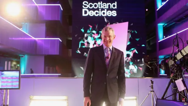 O apresentador da BBC Escócia Jeremy Vine finaliza os ensaios antes da cobertura ao vivo dos resultados do referendo.