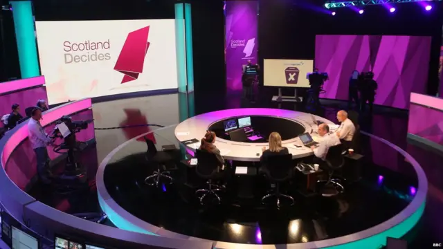 Diferentes cenários foram construídos na sede da BBC Escócia, em Glasgow.