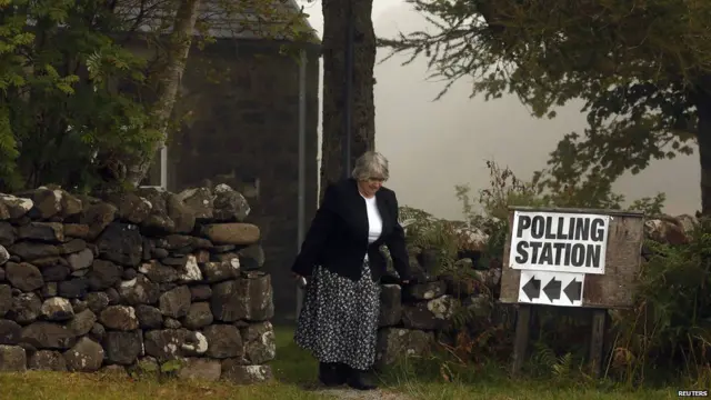 Um eleitor deixa uma seção eleitoral na ilha de Skye.