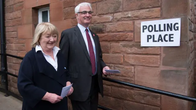 O líder da campanha pelo 'não', Alistair Darling, é acompanhado de sua mulher, Margaret, enquanto vota em Edimburgo.