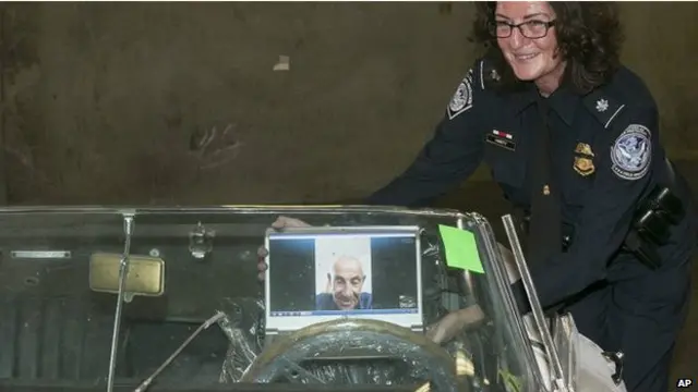 Правоохоронець показує машину власнику через відеозв'язок