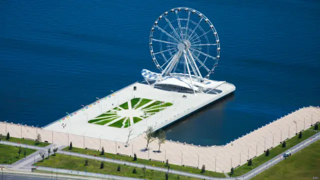 باکو د ۲۰۱۴ سپتمبر کې، د تېلو د قراردادونو له برکته اذربایجان د نړۍ د تېلو د لویو تولیدوونکو په کتار کې راغی. ټول رنګه انځورونه د عزیز کریمي دي.