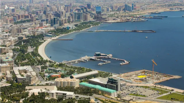 باکو د ۲۰۱۴ سپتمبر کې - سیمه ییز کارکوونکي هم د تېلو د کاروبار له کبله ګټه وټه ترلاسه کوي. اوسمهال اذربایجان کې د تېلو برخه کې مسلکي کسان په نړیواله کچه شهرت لري. 