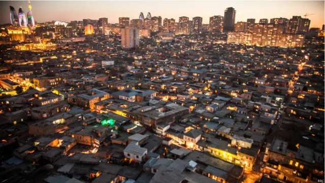 باکو په ۲۰۱۴ کې - دغه هېوا د تېلو صادرولو له اړخه پر ځان متکي شوی، خو لاهم د ټولنیزو حقونو د ناسم وېش له ستونزې سره مخامخ دی. 