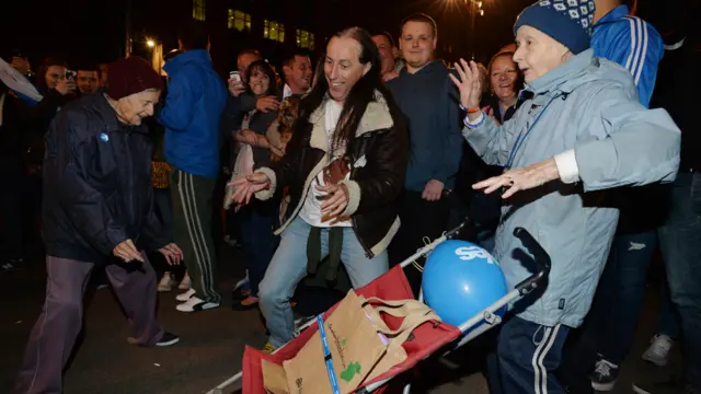 ووٹنگ کے مرحلے کے بند ہونے کے بعد یو گو (YouGov) کے سروے میں کہا گیا تھا کہ آزادی کے حق میں 46 فیصد جبکہ مخالف میں 54 فیصد افراد ہیں۔