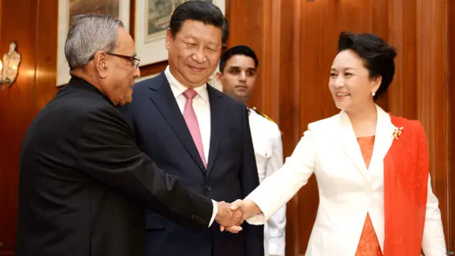 नई दिल्ली में पेंग लियुआन का स्वागत करते राष्ट्रपति प्रणब मुखर्जी