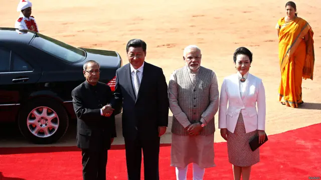 नई दिल्ली में अपने पति शी जिनपिंग, राष्ट्रपति प्रणब मुखर्जी और प्रधानमंत्री नरेंद्र मोदी के साथ