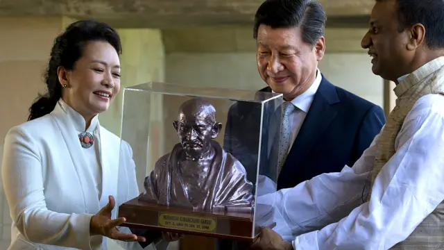 नई दिल्ली में महात्मा गांधी की समाधी पर राजघाट पर गांधी की प्रतिमा ग्रहण करते हुए 