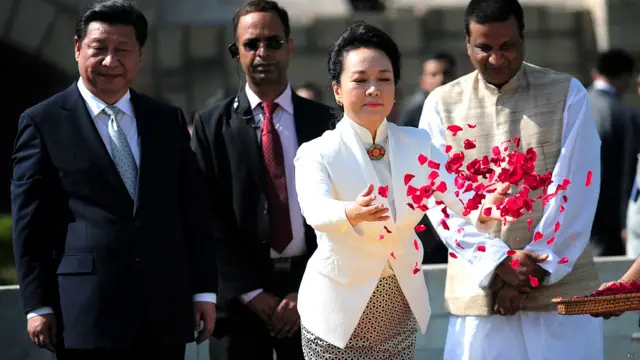 नई दिल्ली में महात्मा गांधी की समाधी पर श्रद्धांजलि अर्पित करतीं पेंग लियुआन