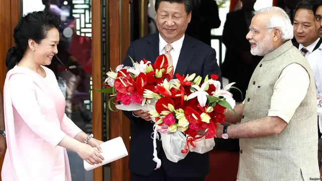 अहमदाबाद में पेंग लियुआन का स्वागत करते प्रधानमंत्री नरेंद्र मोदी