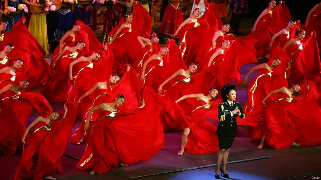 चीन में जुलाई 2007 में कार्यक्रम पेश करतीं पेंग लियुआन