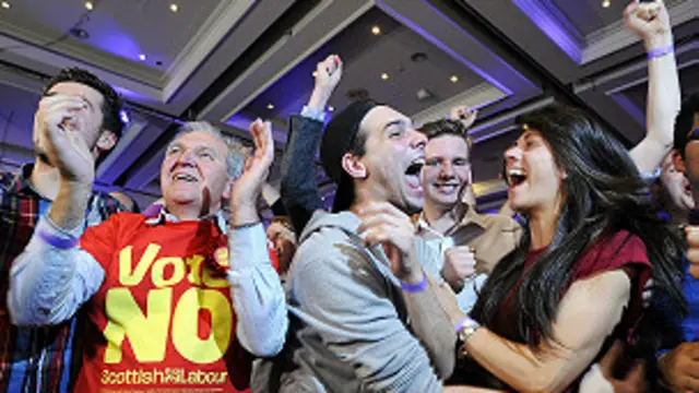 Escoceses celebran la victoria del No.