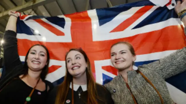 ပျော်ရွင်နေကြတဲ့ ယူကေနဲ့တွဲနေရေး လိုလားသူတွေ