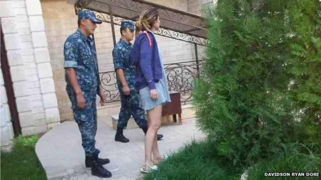 Гульнара Каримова в окружении охранников