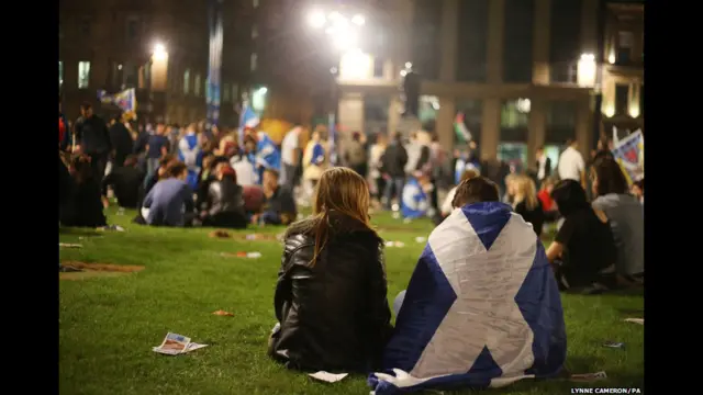 Phó thủ hiến thứ nhất của Scotland, Nicola Sturgeon nói với BBC rằng kết quả cho thấy "sự thất vọng sâu sắc riêng tư và cũng như về chính trị" nhưng tranh luận rằng "đất nước đã thay đổi mãi mãi".
