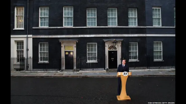 Và ở London, Thủ tướng Anh David Cameron nói ông rất phấn khởi với kết quả 'No', và nó sẽ giải quyết được vấn đề này trong ít nhất một thế hệ.