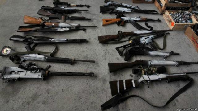 Armas y municiones incautadas en las favelas del Complexo do Alemão, en Río de Janeiro.