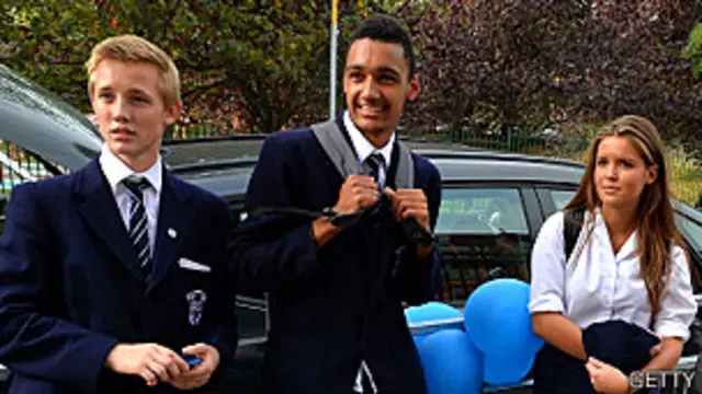 Adolescentes con uniformes aguardan para votar