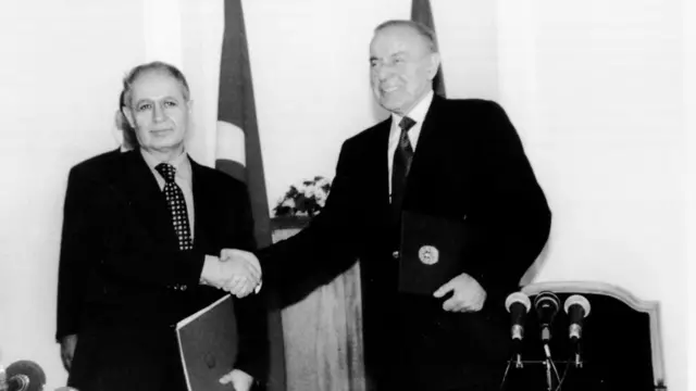 د اذربایجان پخوانی ولسمشر حیدر علییف، او د بي پي مشر رابرټ کیلي په ۱۹۴۴ کال د پېړۍ په کچه د یوه لوی تړون تر لاسلیکولو وروسته.