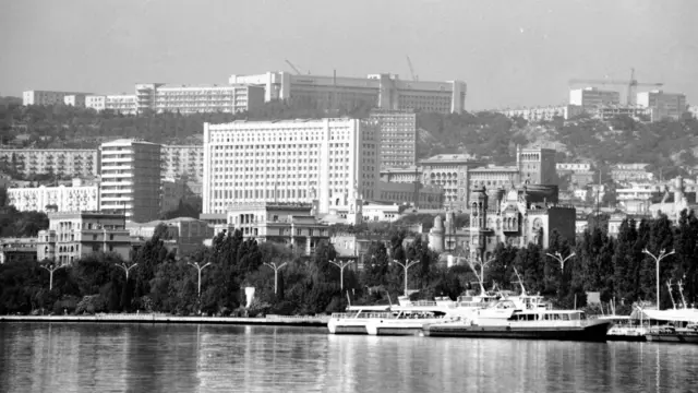 باکو په ۱۹۸۶ کې، که څه هم اذربایجان د تېلو له برکته مشهور شوی او اقتصاد یې ښه شوی، خو په درو حیاتي برخو کې لاهم وروسته پاتې دی: په ټولنیز ژوند ښه کولو، ټولنیزه پالیسي او حکومت والۍ او دیموکراسي دودولو کې. 