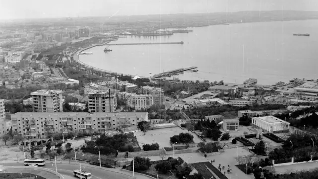 باکو په ۱۹۸۶ کال کې - د تېلو لوېدیځ شرکتونه اذربایجان کې فعالیت کوي، چې یوازې خپلو سیمه ییزو کادرونو او مسلکي کسانو ته یې د کاروبار زمینه برابره کړې ده. 