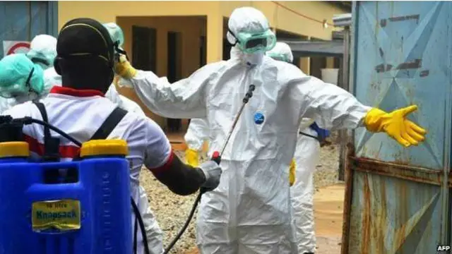 Ebola Guinea equipo médico